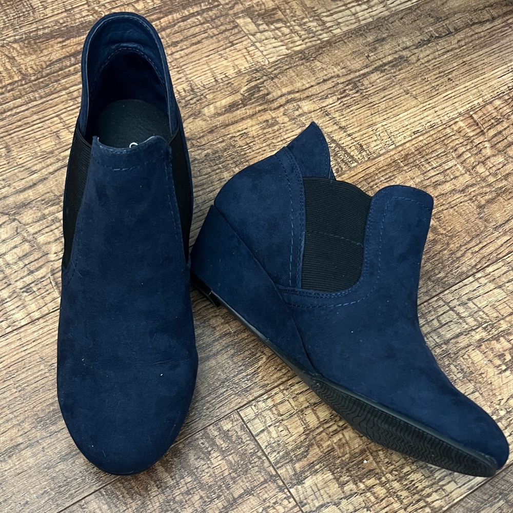 Croft & Barrow with Ortholite Women’s Navy Wedge Booties - Picture 9 of 9
